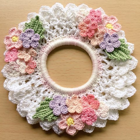 ハンドメイド☆繊細で華やかなレース編みシュシュ上品に女性への幸せな髪飾り☆お花畑春桜 フラワー アクセサリー 入園 入学 新学期