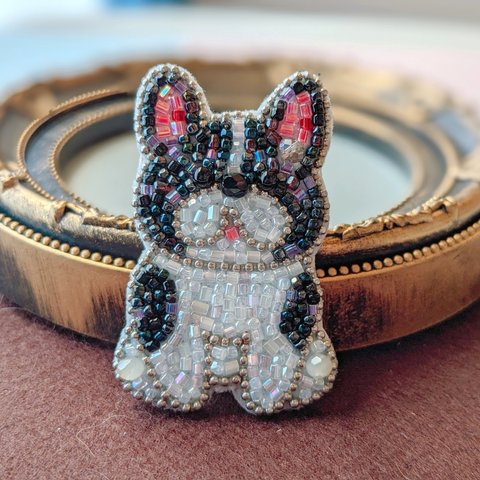 おすわりわんこ  フレンチブルドッグ   ビーズ刺繍  ブローチ