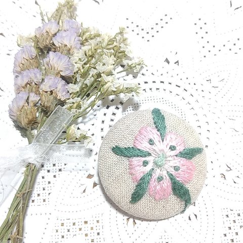 ハンドメイド刺繍ブローチ