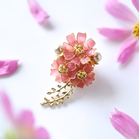 くすみピンクのコスモスのブローチ　秋　10月　誕生日花　