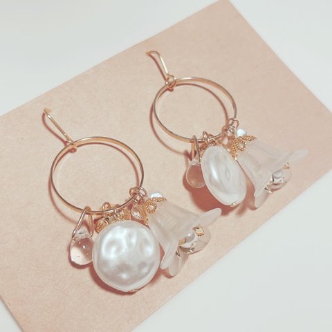 しろいお花とパールのピアス