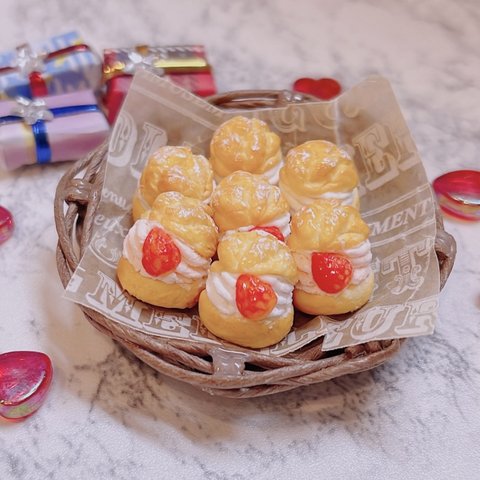 🍓贅沢いちごトッピング🍓　ミニチュアスイーツ　シュークリーム　ミニチュアパン　イチゴクリーム　生クリーム