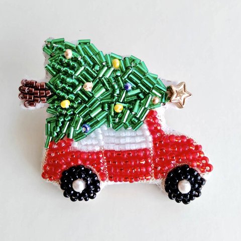 クリスマスツリーを積んだ赤い車ビーズ刺繍ブローチ