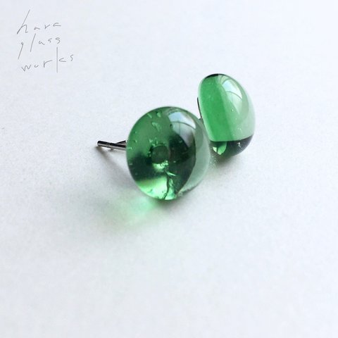 ガラスの一粒ピアス　ペールグリーン　サージカルステンレスピアス