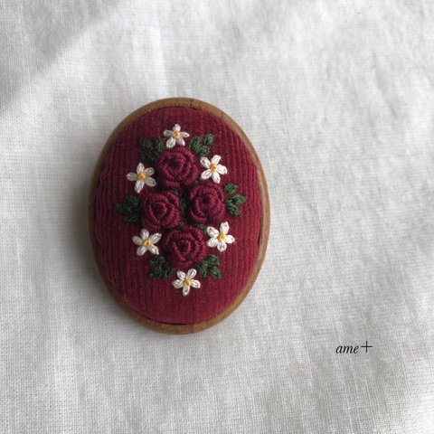 薔薇と小花 刺繍木枠ブローチ