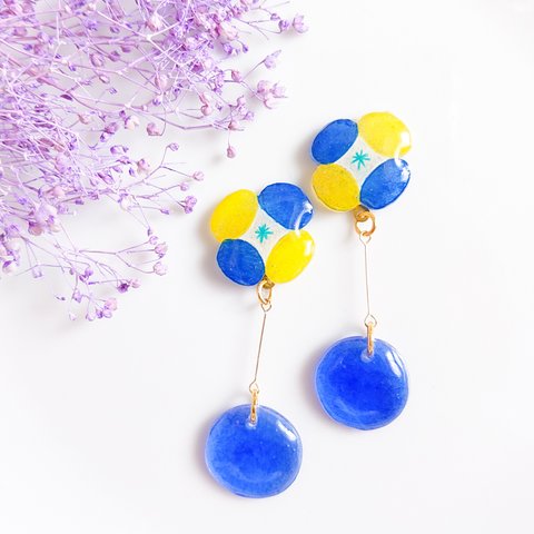 黄色と青のお花 プラバンのピアス／イヤリング