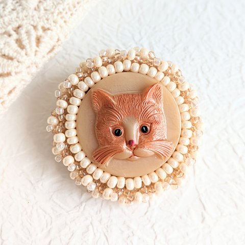 猫のブローチ　猫　刺繍　ビーズ刺繍　可愛い　ほっこり　母の日　ギフト　アクセサリー