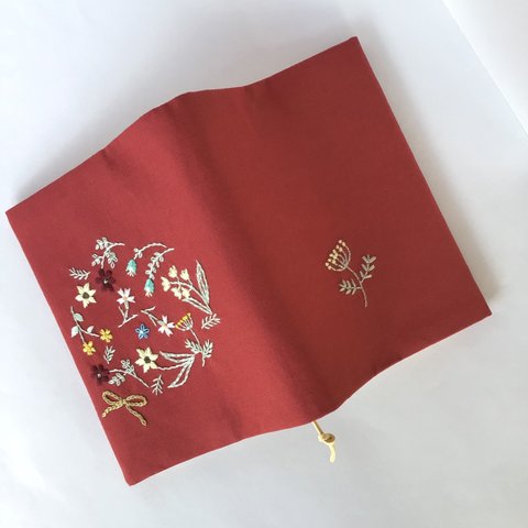 花の刺繍のブックカバー