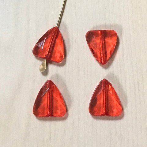 VINTAGE TRIANGLE RED CLEAR BEADS