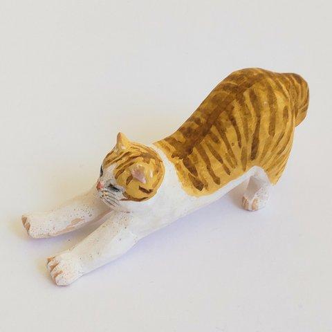 猫の彫刻ーのびのび猫A茶白