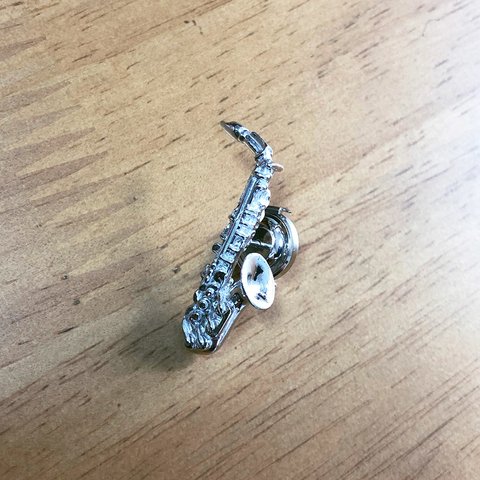 【サックス】スターリングシルバー・ピンバッジ　Saxophone　Pins　シルバー925　ケース付き　楽器アクセサリー　ピンズ　タイピン　ブローチ