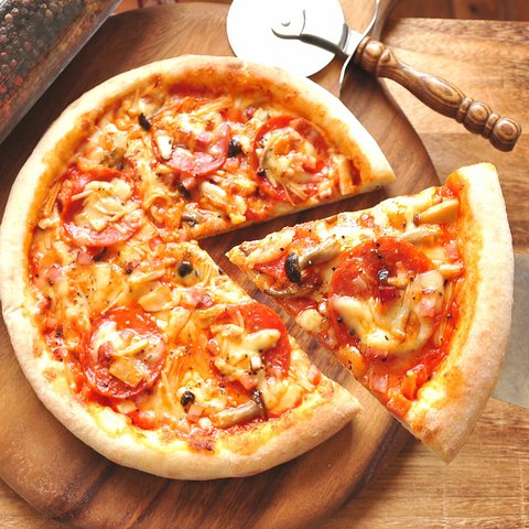 【天然酵母ピザ】 きのこ・ベーコン・サラミのガーリックトマトソースピザ　２０ｃｍ