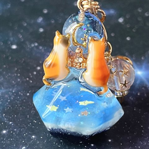 猫たちと夜空の香水瓶　キーホルダー　レジン　月　星　星空　蓄光　雲レジン　三毛猫　茶トラ