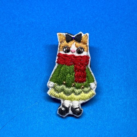 ツリーみたいなワンピース　冬の猫刺繍ブローチ