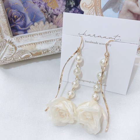 白薔薇ピアス/プリザーブドフラワー🥀𓂃𓈒𓏸︎︎︎︎