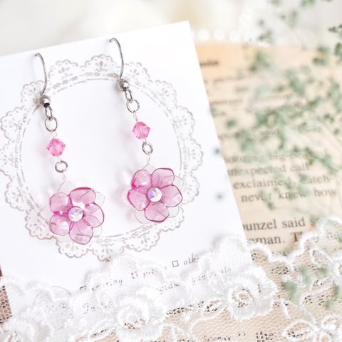 揺れる透きとおるお花のイヤリング/ピアス❁チェリーピンク×ホワイト