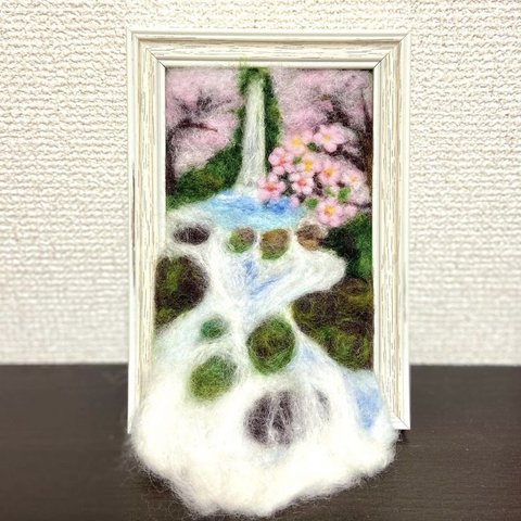滝と桜   羊毛フェルトの絵画  (ハガキサイズ)