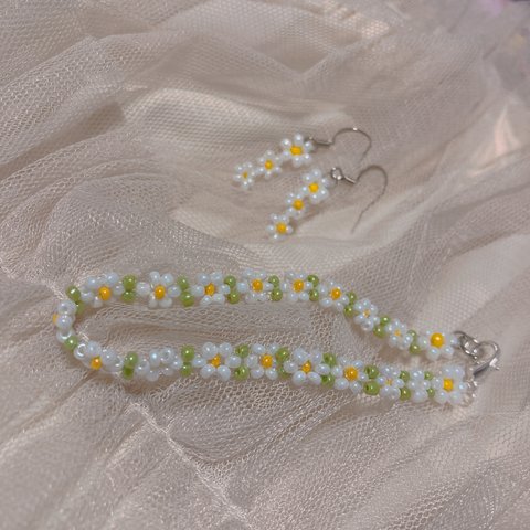 Daisy bracelet and pierce🌼