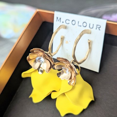 イエロー×ゴールド、つぼみ花びらとメタルフラワーピアス