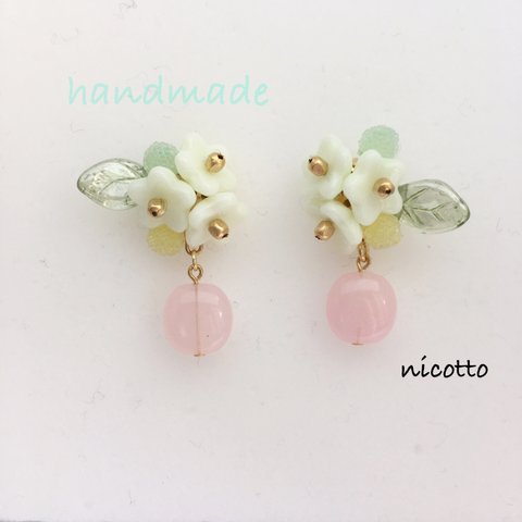 白いお花と春の実のピアス♡