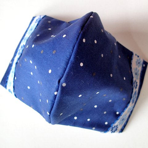 綿100％さらし布とドット柄のフィルター入り布マスク(紺色×花柄飾りテープブルー)