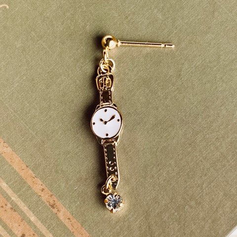 小さな腕時計（白）と一粒クリスタルの小ぶりピアス