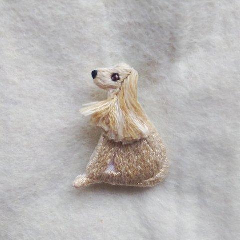 サルーキの刺繍ブローチ　犬