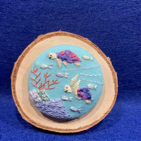 3.8㌢くるみボタン刺繍　ヘアゴムorブローチ　海の楽園　ウミガメと泳ぐ魚たち