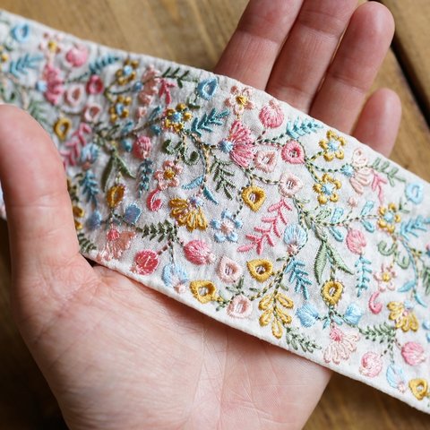 1mカット済【インド刺繍リボン】シルク　刺繍　リボン　りぼん   【ホワイト×ピンクイエロー】