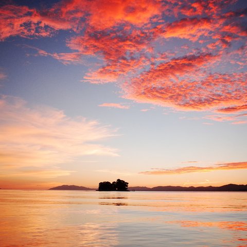 写真のある豊かな暮らし【夕暮れに浮かぶ島】