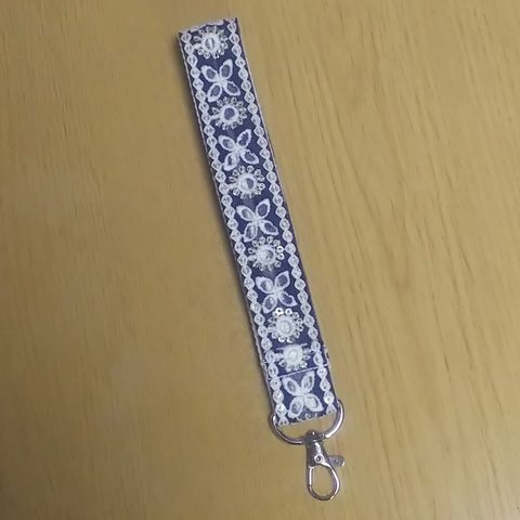 【送料無料】刺繍リボンのスマホハンドストラップ