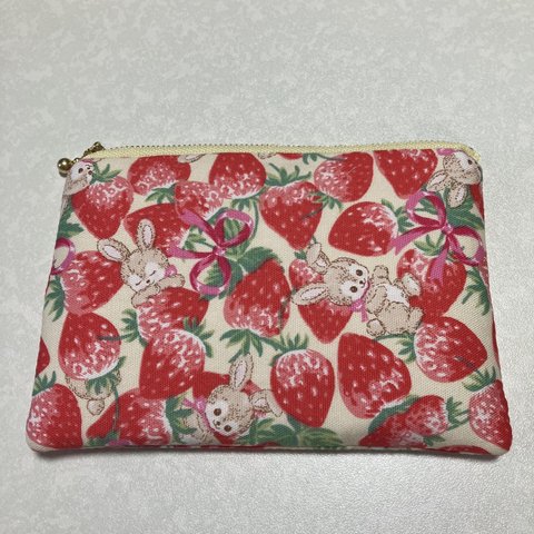 再販😊うさぎさんといちご🍓柄のフラットポーチ(赤)