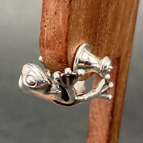 耳にしがみつく小さいカエルがリアルで可愛いピアス「FROG PIERCE」