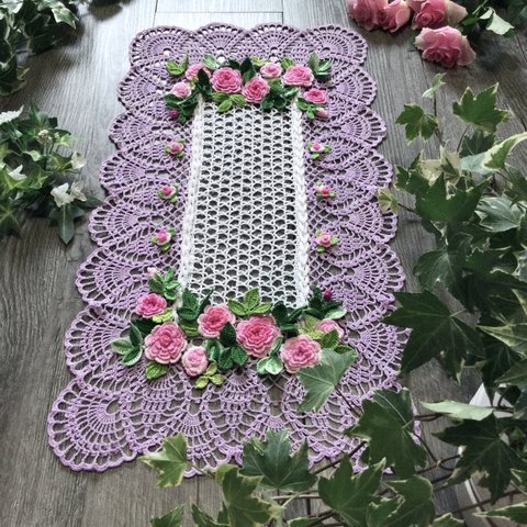 レース編みのドイリー・薔薇の咲く小径　(紫)     54 × 28 cm