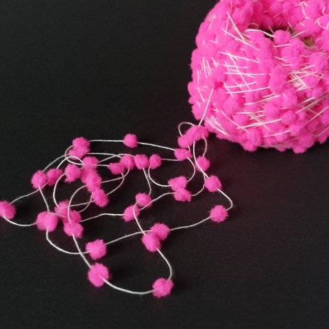 B387　大粒ポンポンヤーン(ネオンピンク)　　素材糸　引き揃え糸