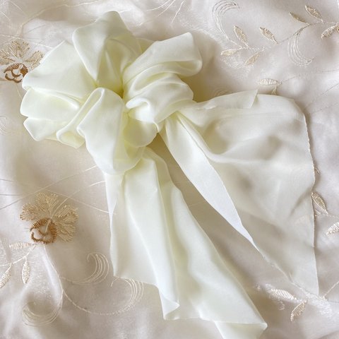 chiffon Scrunchie (cream)