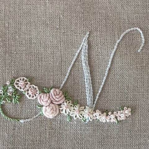 お花とアルファベットの刺繍キット　N　グレー系