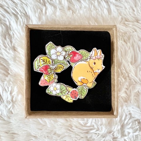 Rabbit and strawberry brooch うさぎと苺のブローチ　花冠②