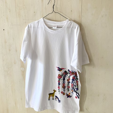 【送料無料】枝垂れ桜と親子鹿の手染め紅型メンズTシャツ/ホワイト（Lサイズ）