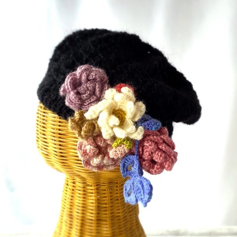 2ウェイ薔薇のコサージュ付き帽子　黒のニットキャップ　模様編みニット帽　取り外しできるコサージュ　胸許やバッグに取り付けられる　レディース帽子