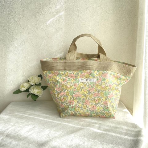 【LIBERTY】リバティビニコお散歩バッグ＊優しいトーン配色の愛らしいパステル系カラーの花柄・ハッティ・パーク