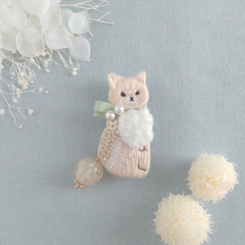 ふりむき猫の刺繍ブローチ(ベージュ)