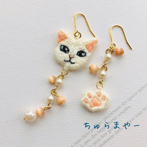 駆け回る雪猫ピアス