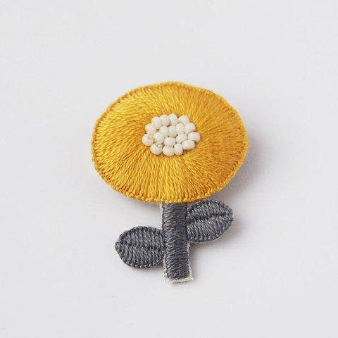 ［受注制作］まあるいお花一輪の刺繍ブローチ（yellow)