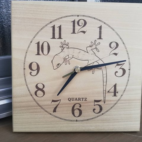 木の手作り時計　ヤモリ