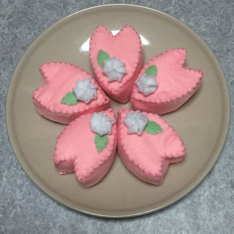 桜のフェルトケーキ