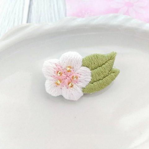 桜の刺繍ブローチ