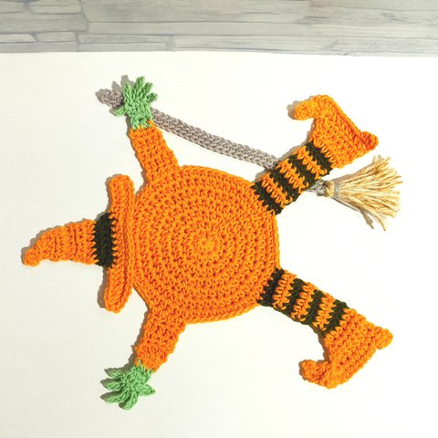 ぺたんこ魔女のコースター　ドイリー　かぎ編み　編み物　ハロウィンパーティー　薄いオレンジ緑