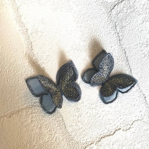 立体刺繍蝶のポストピアスorイヤリング