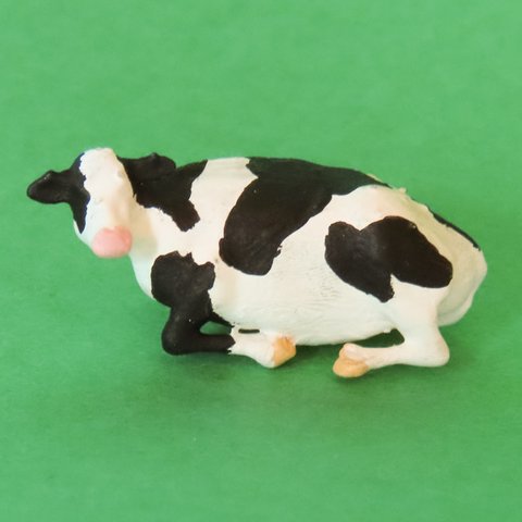 ミニチュフィギュアアシリーズ　牛（ホルスタイン）左向き反芻牛～ テラリウム / 苔リウム / ジオラマ 用